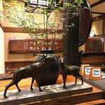 かつ吉 - 悠々鳴鹿　鹿の可愛い銅像です。