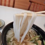 末広食堂 - 麺持ち上げ