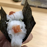 鮨 龍平 - 一貫目のハモ　海苔巻きで手渡し