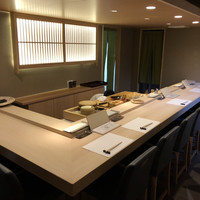 鮨 光史郎 - 凛とした雰囲気の店内（承認済み）