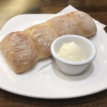 Tony Roma's - パン付きです。