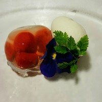 イル コラッツィエーレ - ＝紅秀峰サクランボのジェラティーナ、ココナッツのジェラート＝