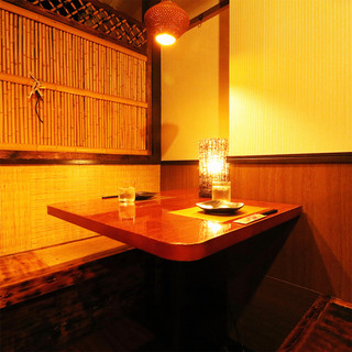 竹が包み込むような優しい雰囲気の個室。大切なひとときをお過ごしください。