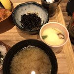 三枚目 助五郎 盛岡駅前店 - みそ汁、小鉢、茶碗蒸し、デザート