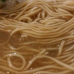 布施丿貫 - 「圧縮淡麗煮干しそば」の麺とスープのアップ