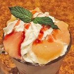 びっくりドンキー - ジョッキパフェ（白桃）