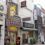 Rokumonsen - 浅草のオーラスポットとしても名高いたぬき通りに面しています。