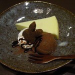 うさぎとぼく - デザートにニューヨークチーズケーキ。濃厚なチーズケーキにチョコレートアイス。美味しい～♪