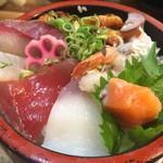 魚輝水産 - 豪快海鮮丼（￥880）
