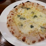 ピッツァ ダイナーパティ - クワトロフォルマッジョ
