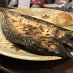 Japanese Sake Bar WASABI - でかい鯖の干物焼き 大根おろし添え