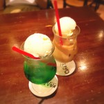 カフェラヴォワ かどやホテル - クリームソーダとミルクティーアイス乗せ