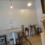 菜食ごはんの店 ハレル ピースフード - テーブル席とカウンター席あり