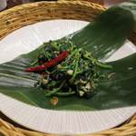 蓮香 - 空芯菜の台湾にぼし強火炒め<丁香魚空心菜>