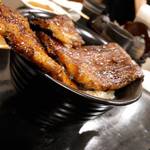 うなぎ 仙見 - はみ出し鰻丼