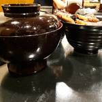 うなぎ 仙見 - 大盛鰻丼と普通盛はみ出し鰻丼