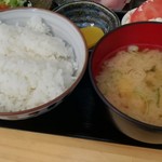 Tonkatsuidumo - ごはん、味噌汁