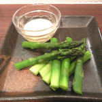 西天満バル - 塩ゆでアスパラ 自家製ドレッシング￥４８０