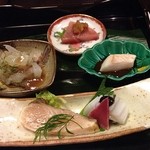 浪速割烹 㐂川 - 明石の鯛・針烏賊の耳付き湯びき・鰆の燻し盗り