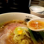 らぁ麺すぐる - 料理写真:澄んだスープも美味しい