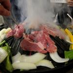 成吉思汗 大黒屋 - 最初は店員さんがお手本で焼いてくれます