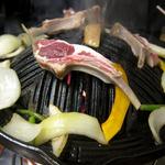 成吉思汗 大黒屋 - 骨付きラムを焼く