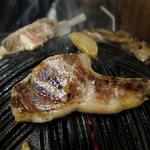 成吉思汗 大黒屋 - 骨付きラムが焼けた