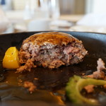 ザ・リッツ・カールトン沖縄 - ハンバーグステーキ断面図