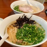 麺屋 菜々兵衛 - トロトロ豚バラ軟骨の塩ラーメン(手前)、鶏白湯塩(奥)