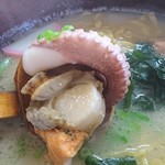 花のや - 山海ラーメン950円の、タコとホタテ