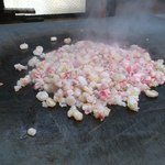 ①エビと豚肉を炒めています！