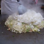 ②キャベツ、もやし、青ねぎ、そば、ごはんを投入！