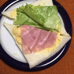 KOBE SANDWICH - ハムとたまごのサンドを開いたところ