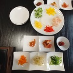 韓国宮廷料理 水刺間 - ナムルとキムチ、さきいかのピリ辛炒め