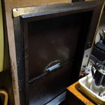 ブルドック - 一階の調理場から上がってくるエレベーター（2011.12）