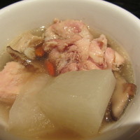 金香楼 - 鶏肉と大根の壺スープ