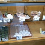 Takamatsuya - みたらし団子､塩大福､おにぎり､麩まんじゅう等が売られてました
      春先に売られる『苺大福』等季節物も気になります