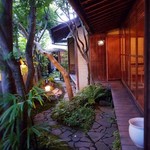 温石 - ここを通ってカウンターへ