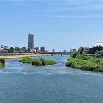 中華そば志のぶ支店 - 店舗前の広瀬川も初夏の感じ♬