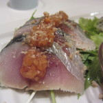 レンゲ - タパス5種盛合せの一　サバのカルパッチョ　柿のラビゴットソース