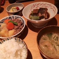 飯家くーた 銀座七丁目店 - お味噌汁はあおさ、油揚げ。ごはん、味噌汁おかわり無料