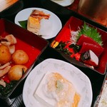 ろばたの炉 - 松花堂弁当　アップ　豆腐の湯葉あんかけ、新じゃがと豚肉の煮物、お刺身、西京焼き・卵焼き