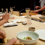 すし人　酒伊 - はなれのカウンター満席です