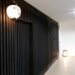 すし人　酒伊 - ビルの2階奥にあります
手前がはなれで奥が母屋