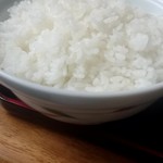 はすみ食堂 - ご飯は、丼で提供されます。並盛です。美味しいお米です。