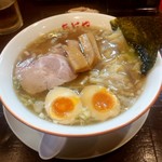 たけや - たけやラーメン(醤油)990円(税込)。写真ではわかりにくいですが、厚くやわらーかなチャーシューが3枚重なる様に入っています。ちなみに塩も選べます(同価格)。