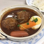 キッチン岡田 - ハンバーグ2個、ですがゆで卵同じくらいの大きさ、
            ミートボールみたいな感じです
            ウィンナーも入ってます