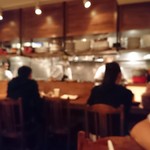 トラットリアチッチョ - 遅い時間はカウンターにお一人様のお客さんもちらほら。
まぃまぃも常連になりたーい！