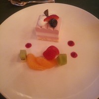 メインダイニングルーム 三笠 - ヨーグルトとイチゴのムースケーキ