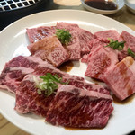 Yakiniku Dainingu Hakoniwa - コースの特選3種盛り。 
      他にもタンや豚、鳥もコースに入っていてお得☆